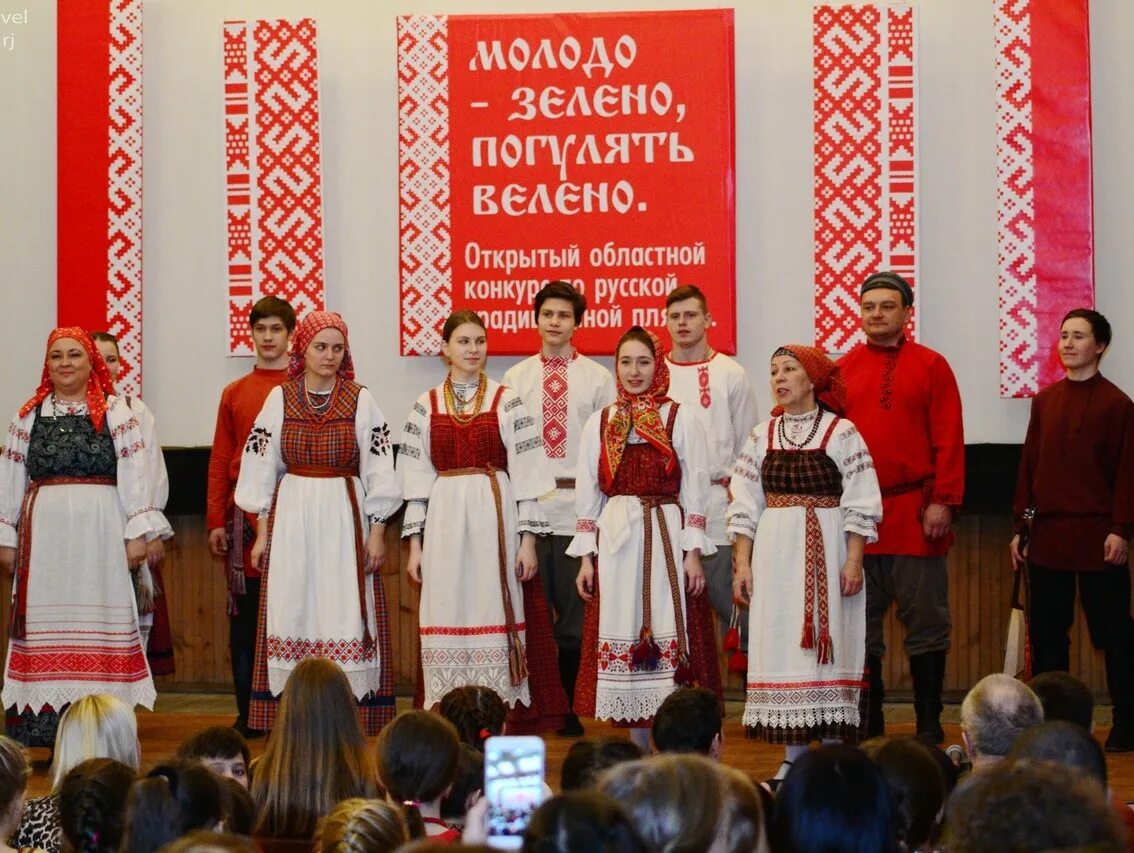 Парк в царицыно царицыно москве. Погулять велено. Молодо зелено погулять велено. Люди на улице. Погулять велено.