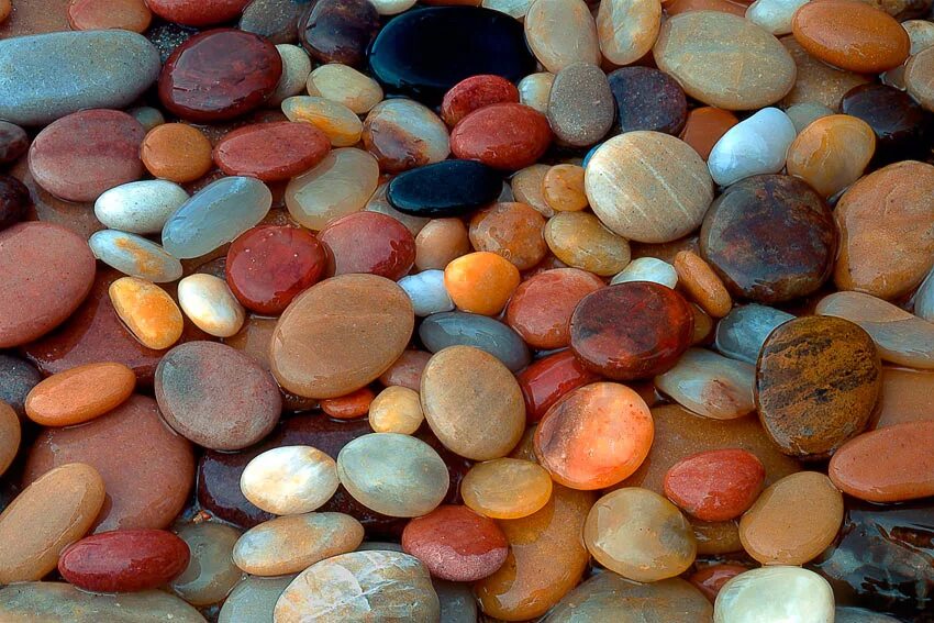 Галька происхождение. Камни Байкала. "Золотые камушки" Байкала. Природный камень. Разноцветная морская галька.