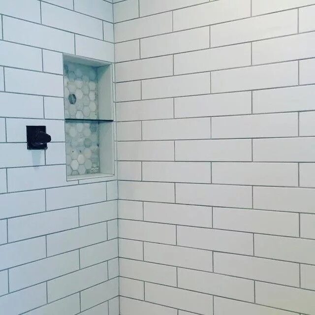 Белая плитка с цветной затиркой в ванной. Затирка для белой плитки. Эпоксидная затирка серебро. Белые швы в ванной. Золотая затирка для плитки.