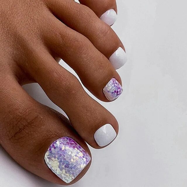 Яркие ногти на лето 2022. Педикюр блестки. Трэнд педикюра зима 2022. Педикюр 2021 зима. Педикюр блестящий.