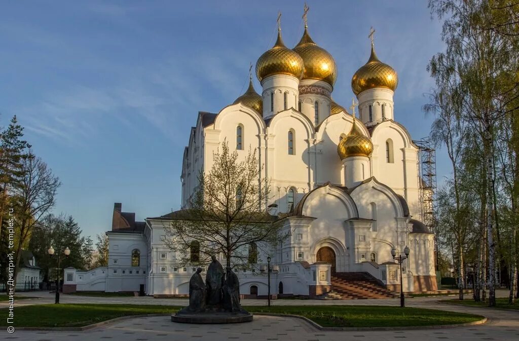 храм успения пресвятой богородицы ярославль. ярославль храм пресвятой богородицы. храм успения богоматери ярославль. успенский монастырь ярославль. кафедральный собор успения пресвятой богородицы, ярославль.