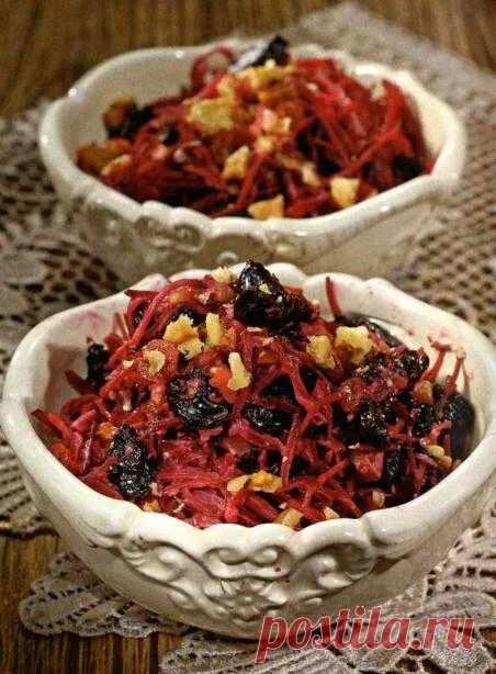 Свёкла с черносливом и грецкими орехами. Свекла с яблоком и грецким орехом. Красная свекла с черносливом. Свекольный салат. Салат из свёклы с черносливом и грецким орехом.