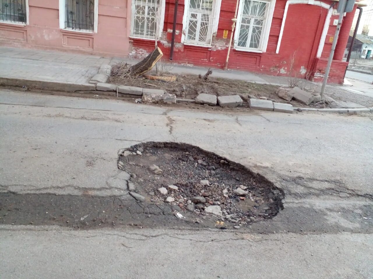 Broken streets. Дрюппе в улице разбитых. Старые дома разбитые Астрахань. Разбитые улицы в Аулах. Тамбов места разбитые улицы.