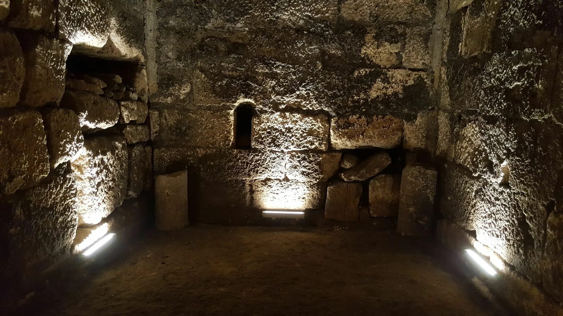 Византийская крепость на севере месопотамии. Мардин подземный город. Стена темницы средневекового замка.