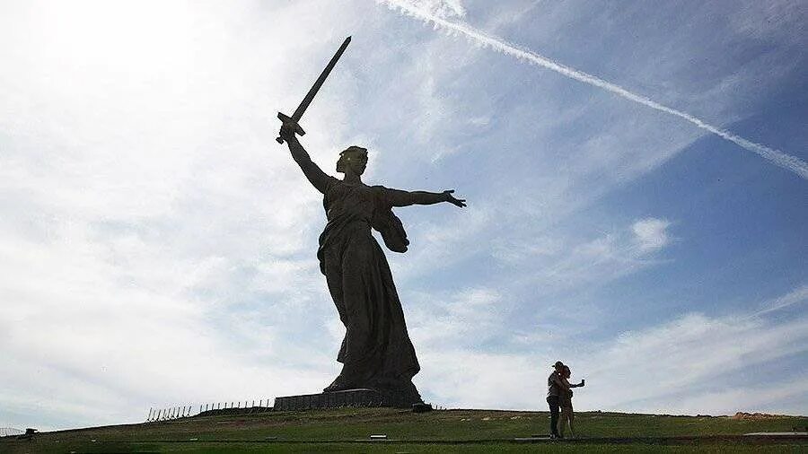 Родина ни. Родина мать зовёт памятник. Памятники Алеша Родина мать. Монументальная скульптура Родина мать. Памятники культуры России Родина мать.