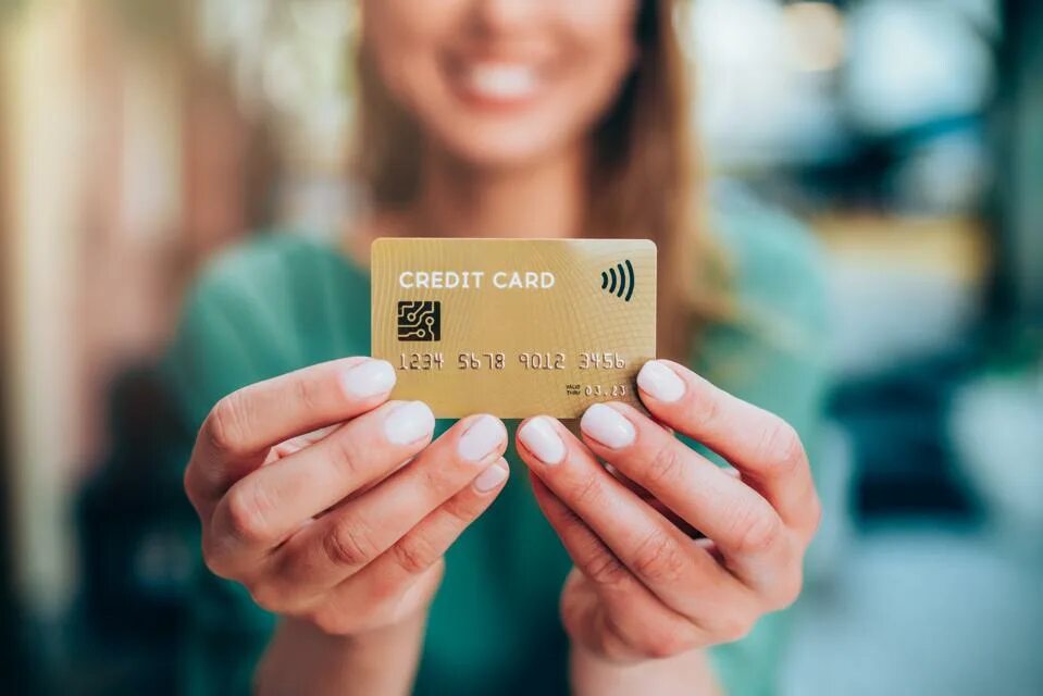 This card connect. Банковская карта в руке. Кредитная карта. Женская рука с кредитной картой. Человек с банковской картой в руках.