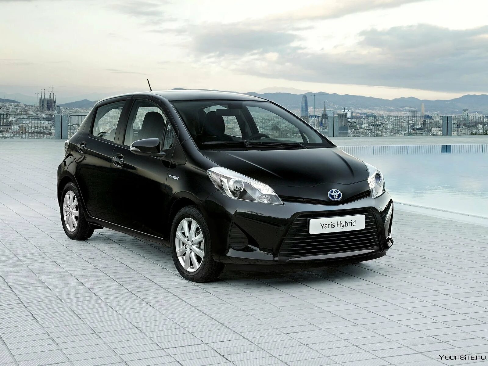 Маленькие гибриды. Toyota Yaris 2013 Hybrid. Toyota Yaris 1.2. Тойота Ярис черная. Toyota Yaris [p13].