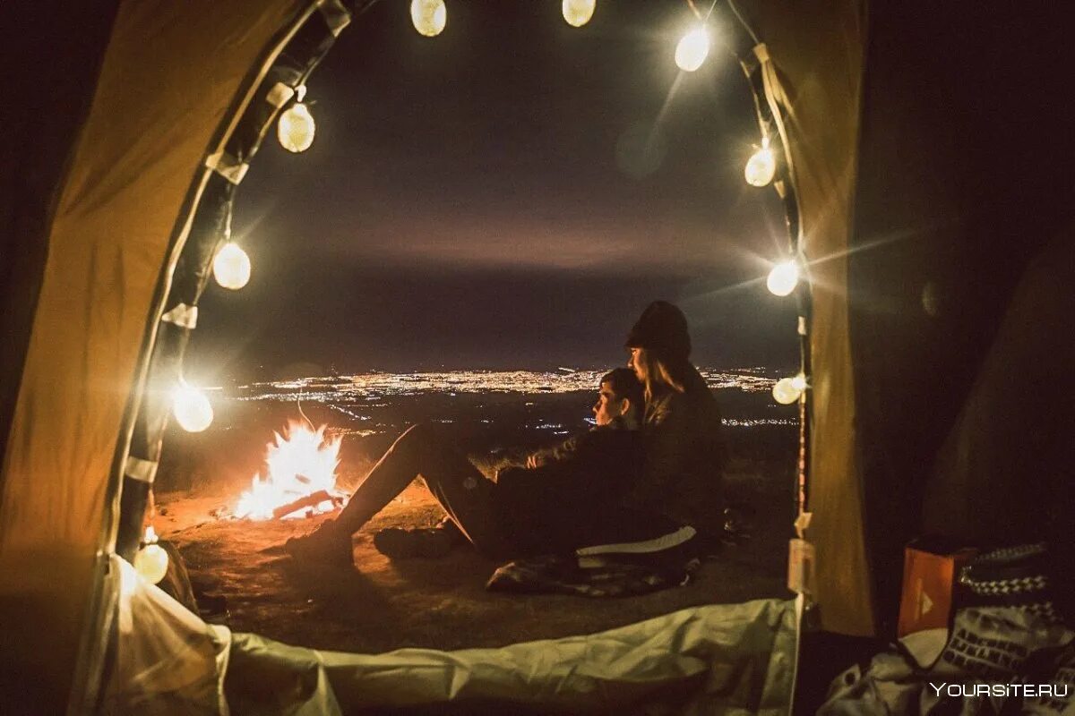 Романтика в воздухе. Романтический вечер в палатке. Палатка с гирляндой. Свидание в палатке. Романтическое свидание в палатке.