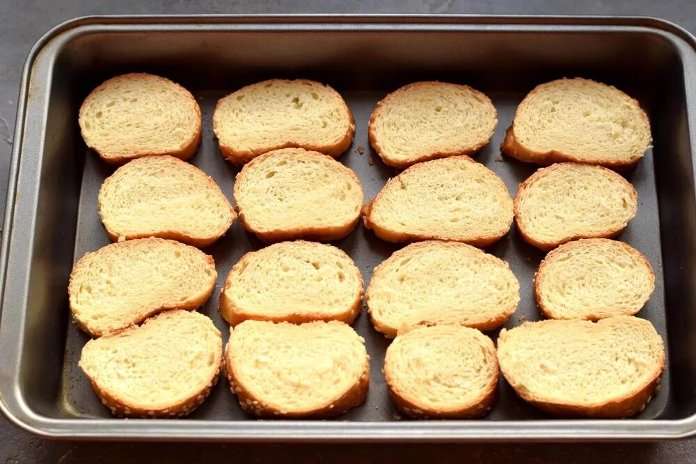 Кростини с кростини. Как подсушить хлеб в духовке для бутербродов. Хлеб в духовке запечь для бутербродов. Кростини нери. Сухари из хлеба в духовке.