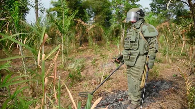Камаз мчс лидер саперы. Разминирование в сербии мчс. Мчс лидер саперы мчс. Разминирование мчс. Саперы мчс россии.