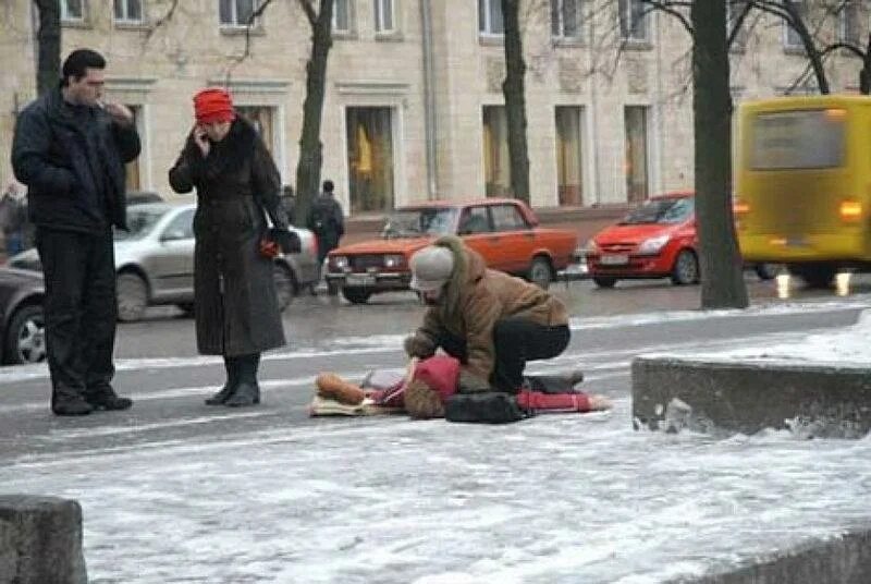 Не время сейчас уходить. Скользко на улице.