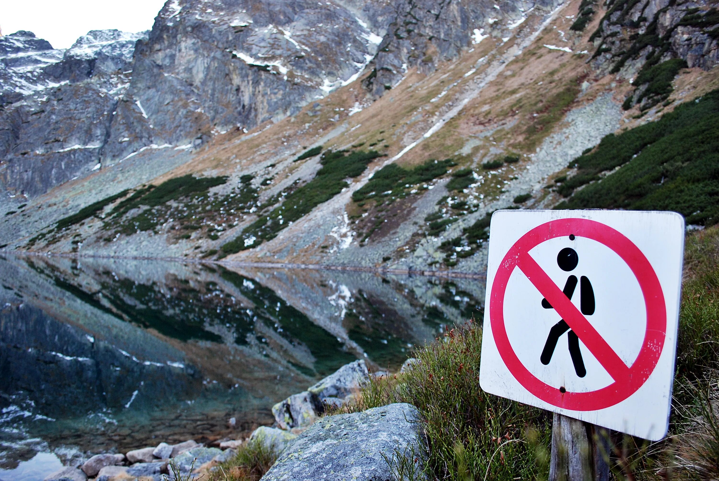 Знак горы. Дорожные знаки в горах. Запрещающие знаки горы. Знаки безопасности в горах.