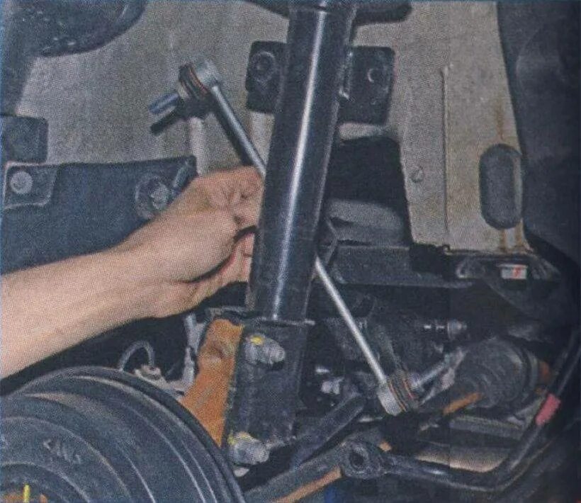 Снятие элементов задней подвески автомобиля 4х4 Renault Duster