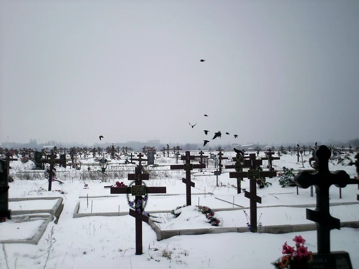 Снег похоронит. Кладбище Зайково Курган. Кладбище зимой. Могила зимой. Кладбище в России зимой.