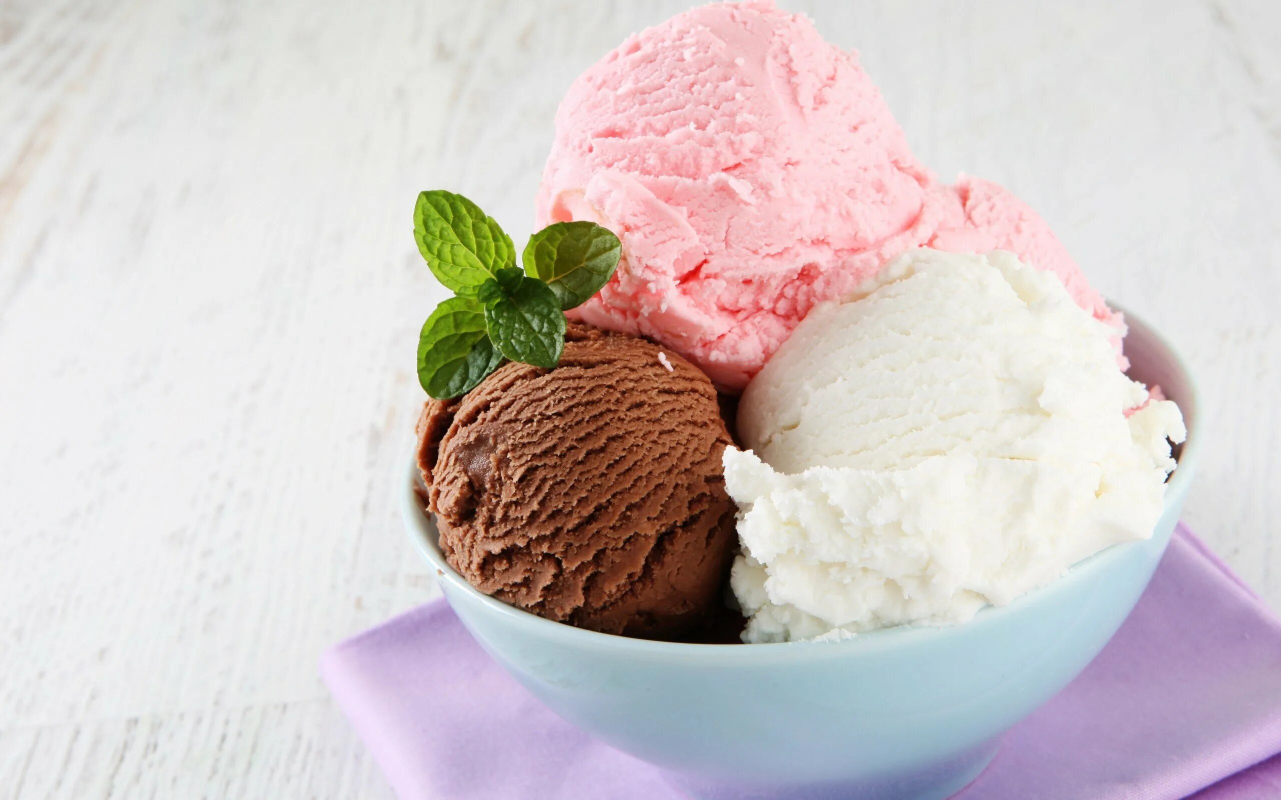 Мороженки 1. Шарик мороженого пломбир. Мороженое крем брюле шарик. Мороженое шоколадное ванильное клубничное. Мороженое шариками маленькими.
