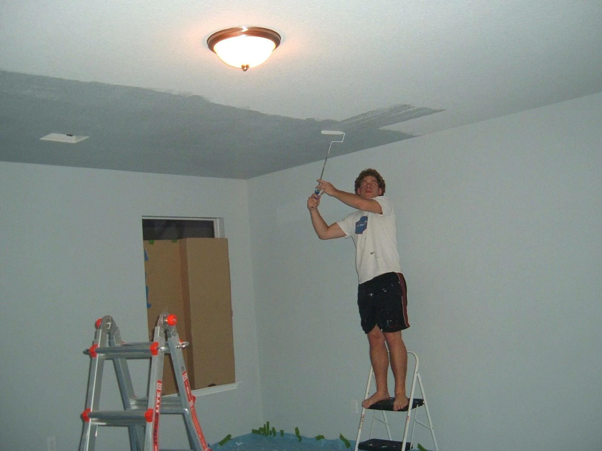 После покраски потолка. Побелка потолка. Отделка потолка в квартире. Покрашенный потолок. Водоэмульсионная побелка для стен.
