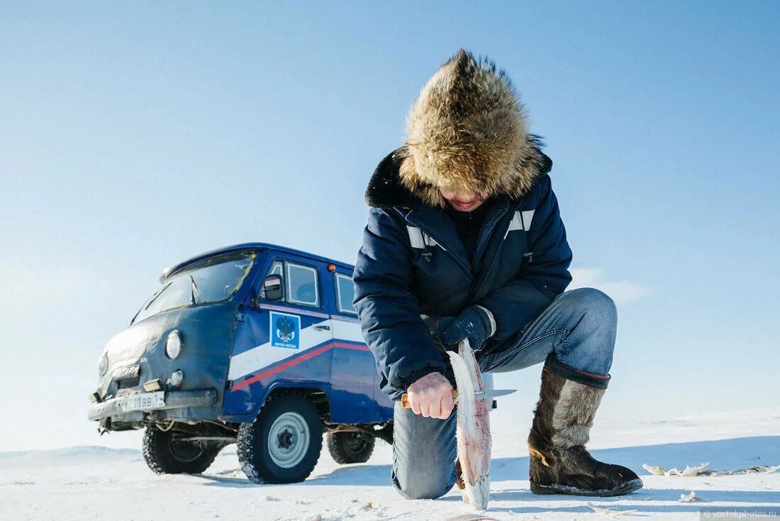 Рабочие на севере. Работник на севере. Север геодезия. Газпром нефть мессояханефтегаз. Геодезист на севере.