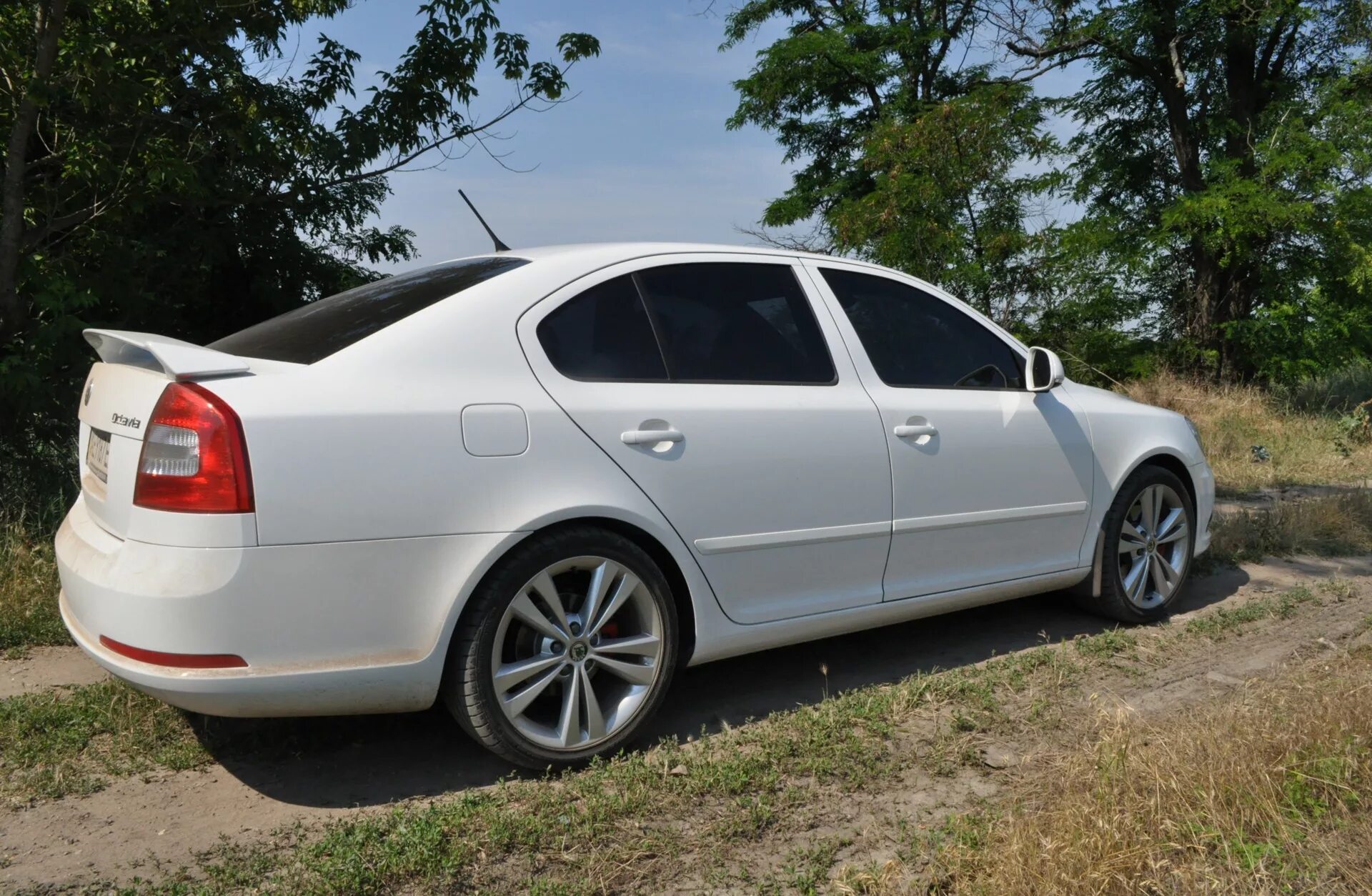 Купить октавию 2011. Skoda Octavia a5 RS белая. Skoda a5 RS. Skoda Octavia RS 2011.