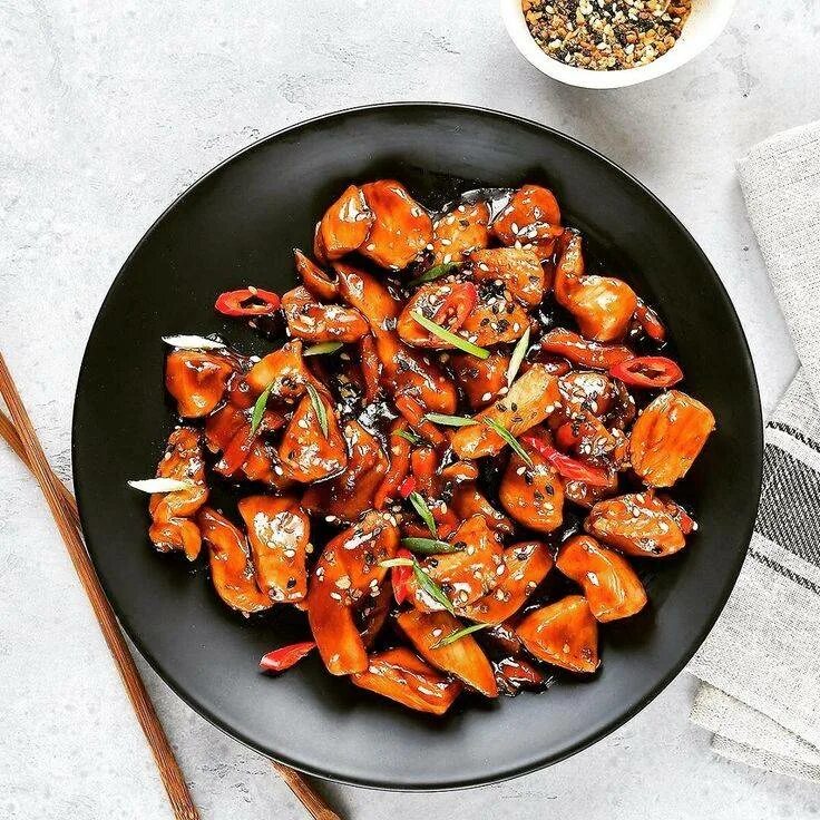 Соус терияки со свининой рецепт. Курица с овощами в соусе терияки. Соус терияки со свининой рецепт. Горячая сковородка. Свинина терияки.