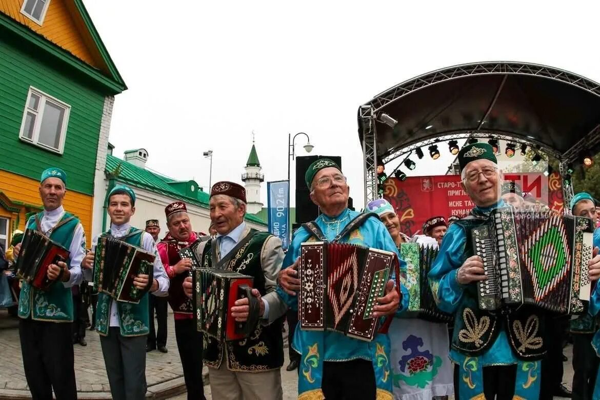 Веселая татарская музыка. Татарская тальянка. Гармонь тальянка Татарская. Гармонист татарин. Башкир с гармонью.