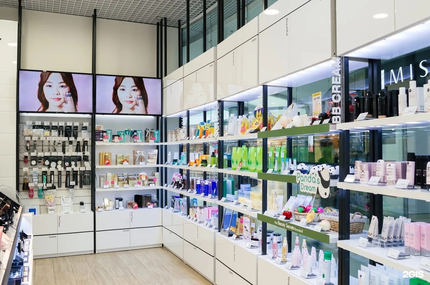 Косметика. Отдел корейской косметики. Магазин парфюмерии и косметики корейская косметика. Магазины косметики в корее. Островок для магазина косметики.