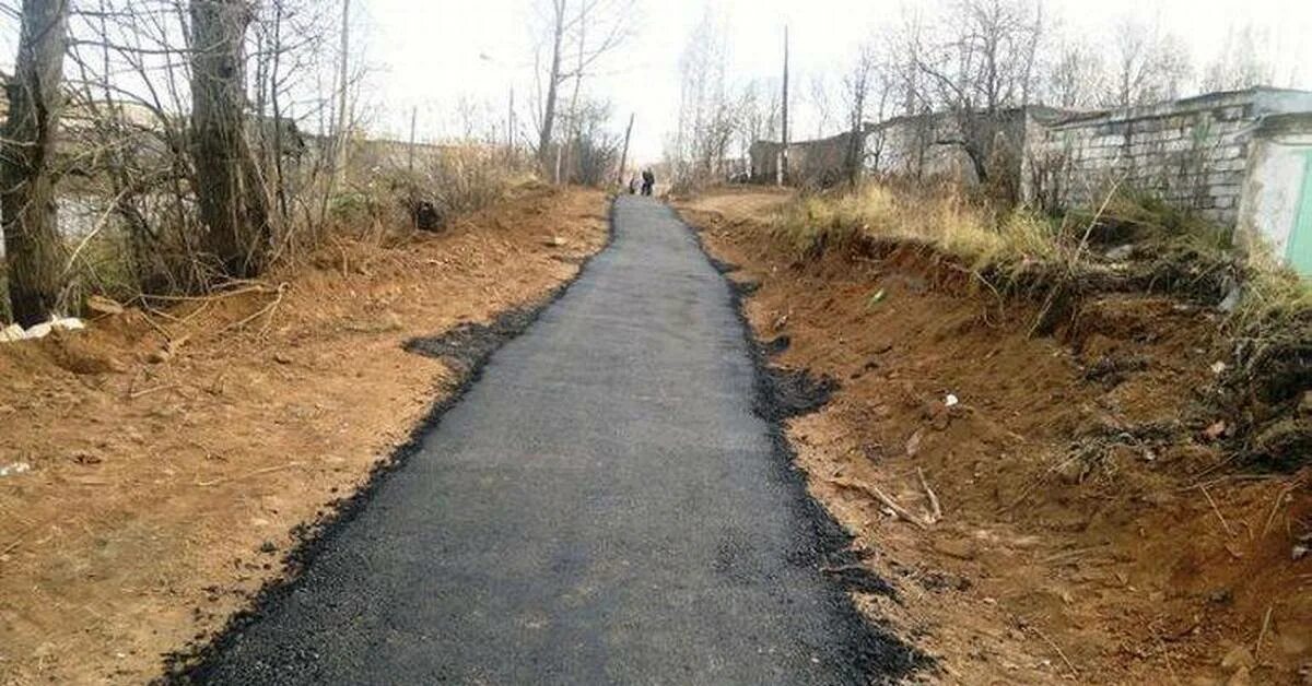 Почему не делают дороги. Новый асфальт в деревне. Тротуар в деревне асфальт. Тротуар у дороги. Тротуар Россия.