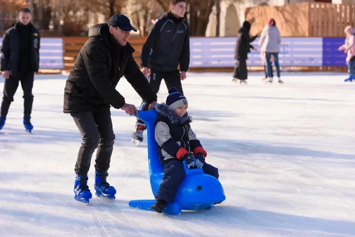 Ледовый каток Астрахань Кремль. Астраханский Кремль каток. Катание на коньках. Зимние забавы каток. Ледовый каток астрахань