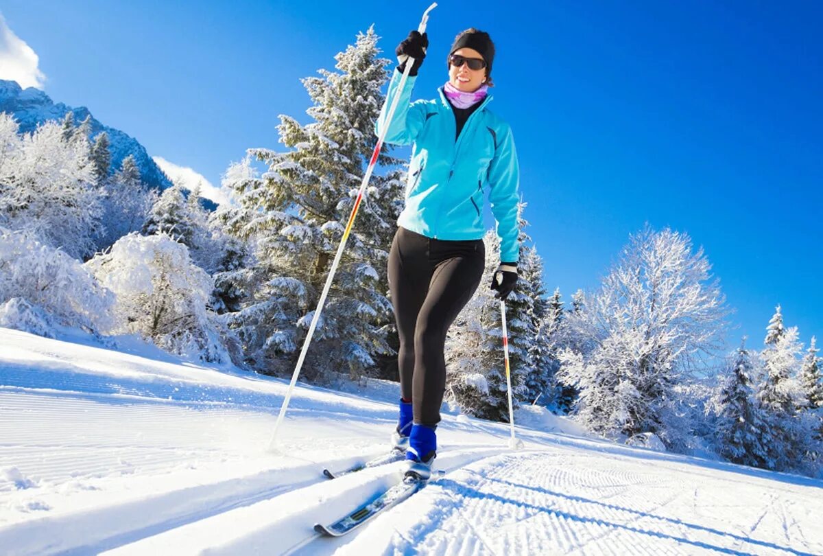 Беговые лыжницы. Девушка на лыжах. Зимний спорт. Катание на лыжах. Фото skiing