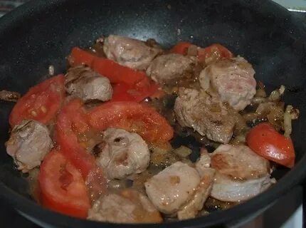 Мясо с луком и перцем на сковороде