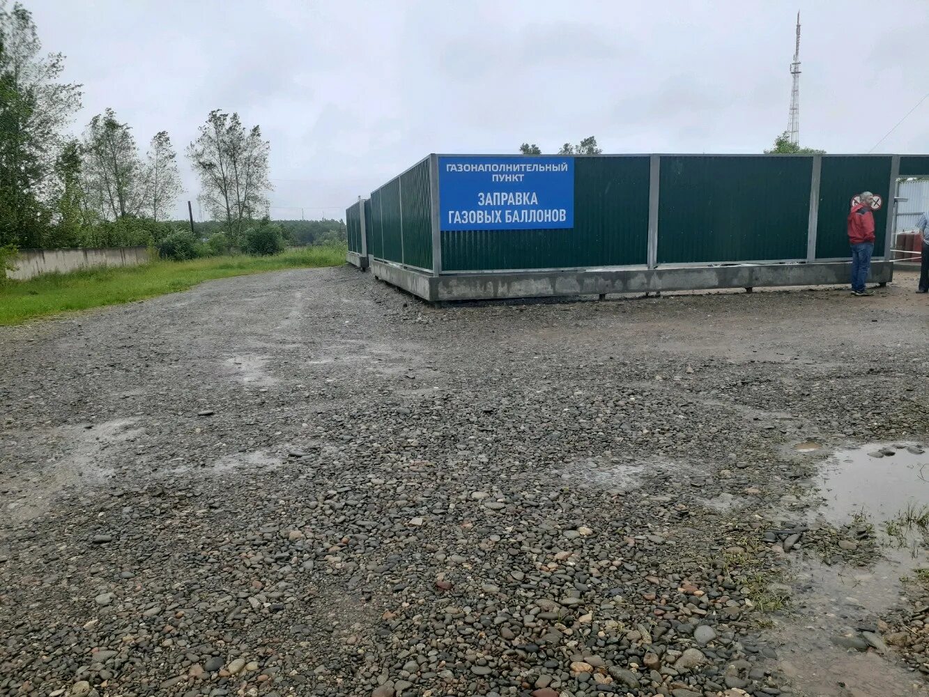 Наполнение бытовых баллонов сжиженным газом. Заправка баллонов углекислотой. Серый баллон с газом. Газовые баллоны в быту. Заправка баллонов газом.