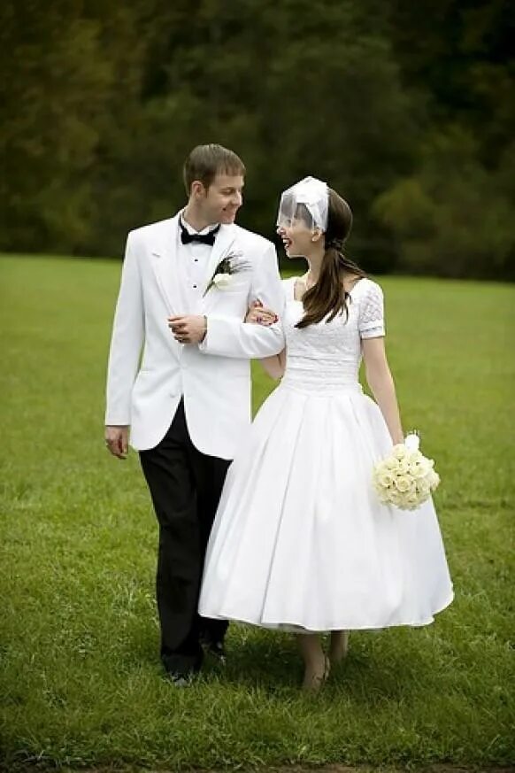 Брачная одежда. Свадебные Наряды. Невесты в свадебных платьях. Свадебные костюмы для жениха и невесты. Свадебное платье и костюм жениха.