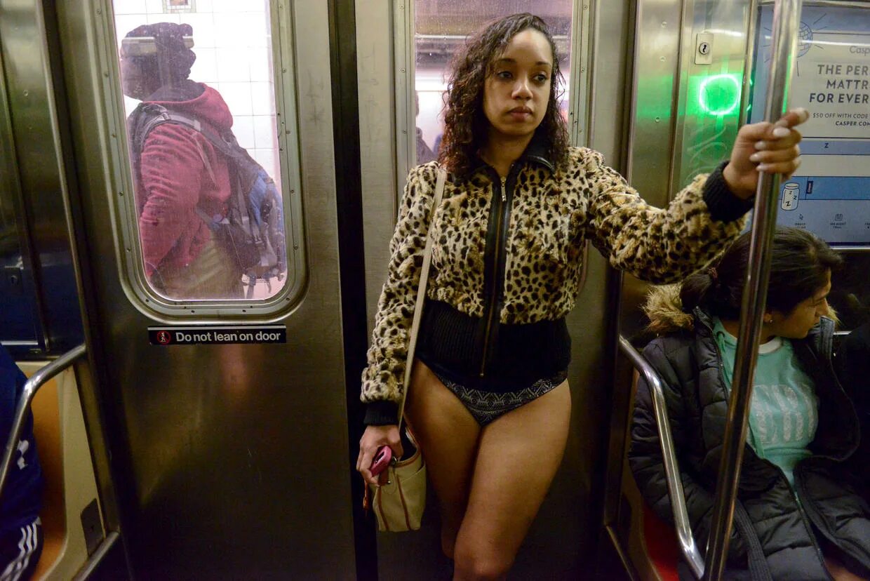 В метро без штанов 2016 Москва. No Pants Subway Ride Москва. В метро без штанов девушки. Женщины без штанов в метро.