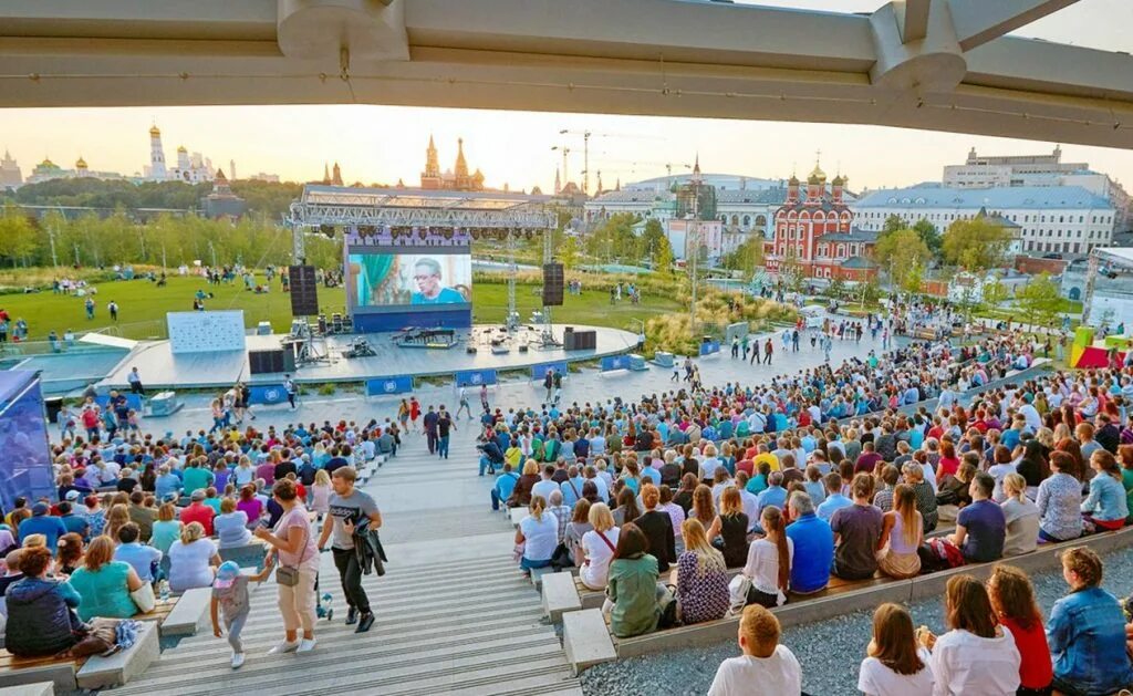 Малый амфитеатр парка зарядье. Московский фестиваль зарядье. Парк зарядье сцена амфитеатр. Фестиваль рго в московском парке зарядье 2022. Урбанистический фестиваль.