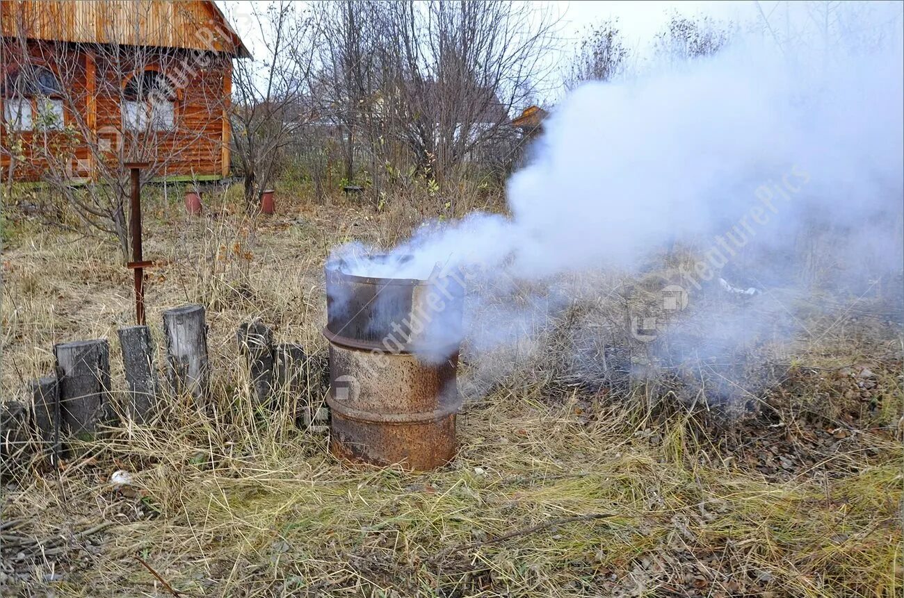 Можно жечь в бочке на участке. Бочка на участке для сжигания. Бочка для сжигания травы на даче.