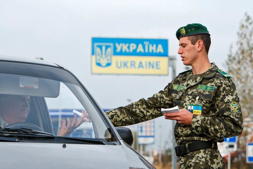 Въезд мужчины. Украинский блокпост. Въезд мужчины. Вождение машины. Надпись на автомобиле с гуманитарной помощью от кпрф.