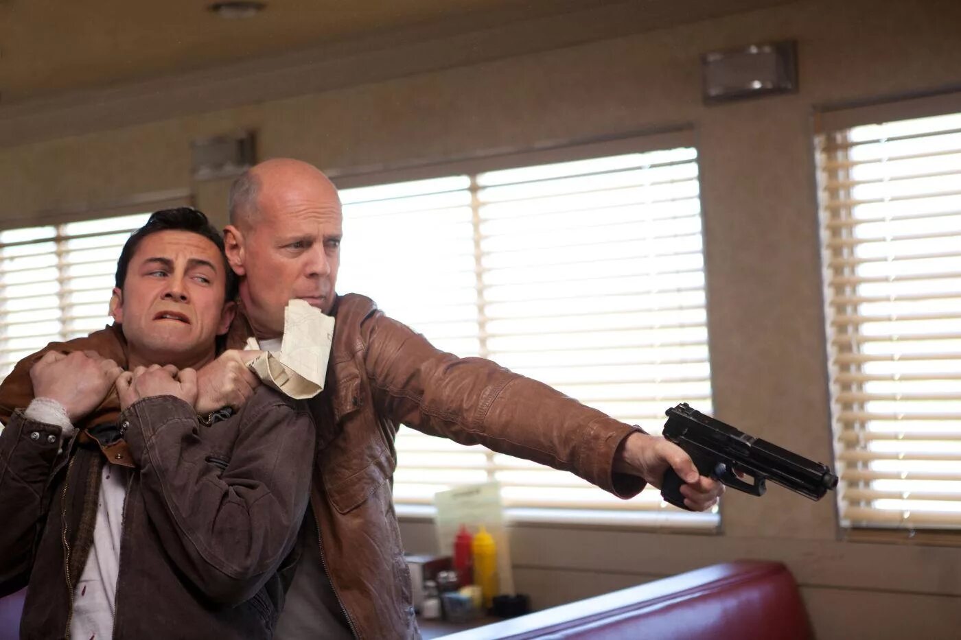Как выглядит петля времени. Петля времени фильм 2012. looper брюс уиллис. брюс уиллис 2012. петля фильм с брюсом уиллисом.