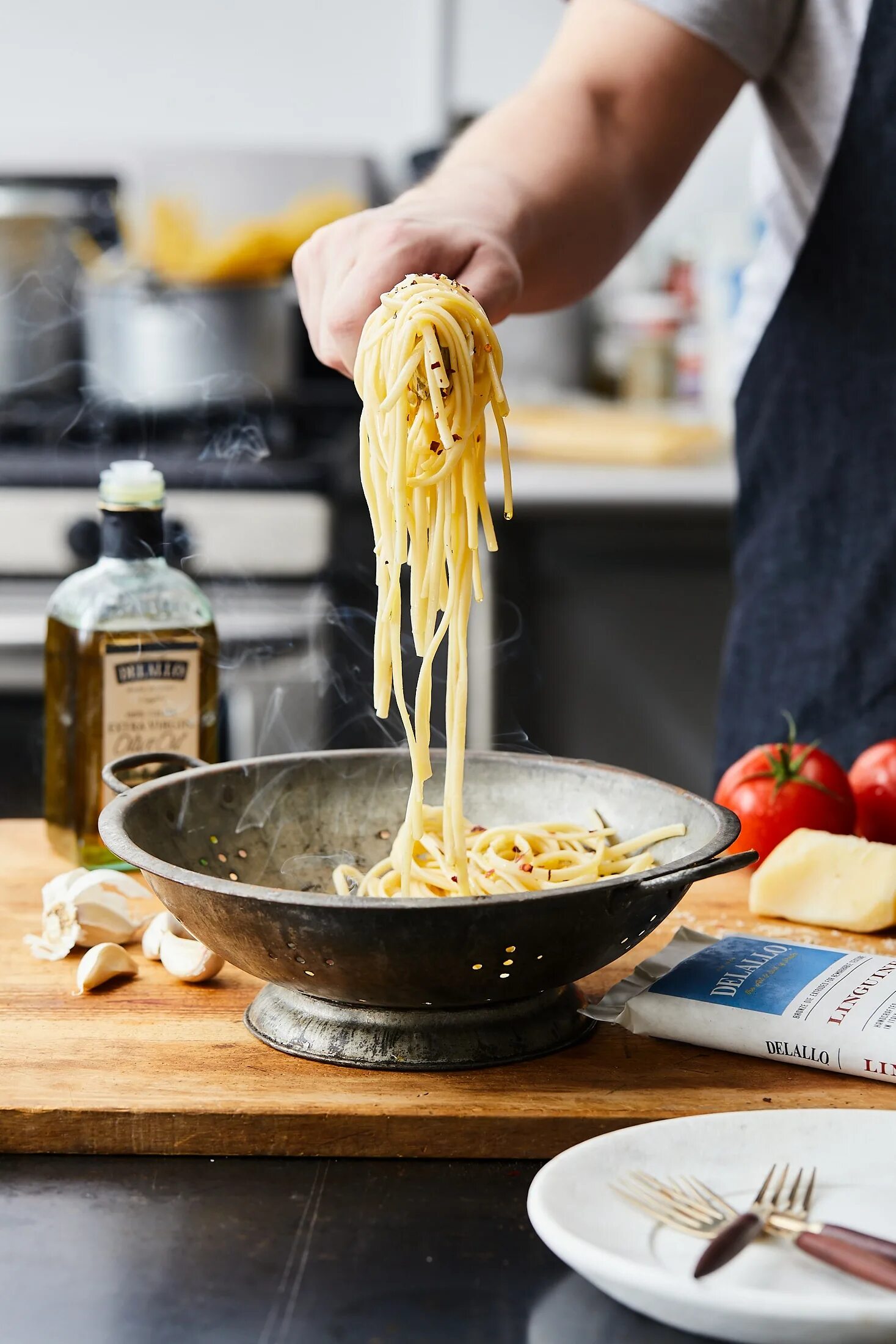 Cook pasta. Готовка пасты. Спагетти вареные. Что приготовить к макаронам. Кухня макароны.