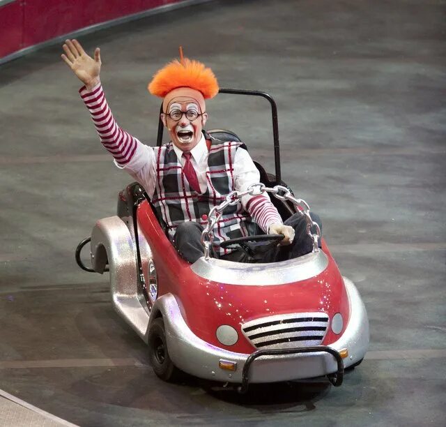 Автобус клоунов. Клоунский автомобиль. Клоун на тачке. Машинка клоунов. Клоун в цирке.