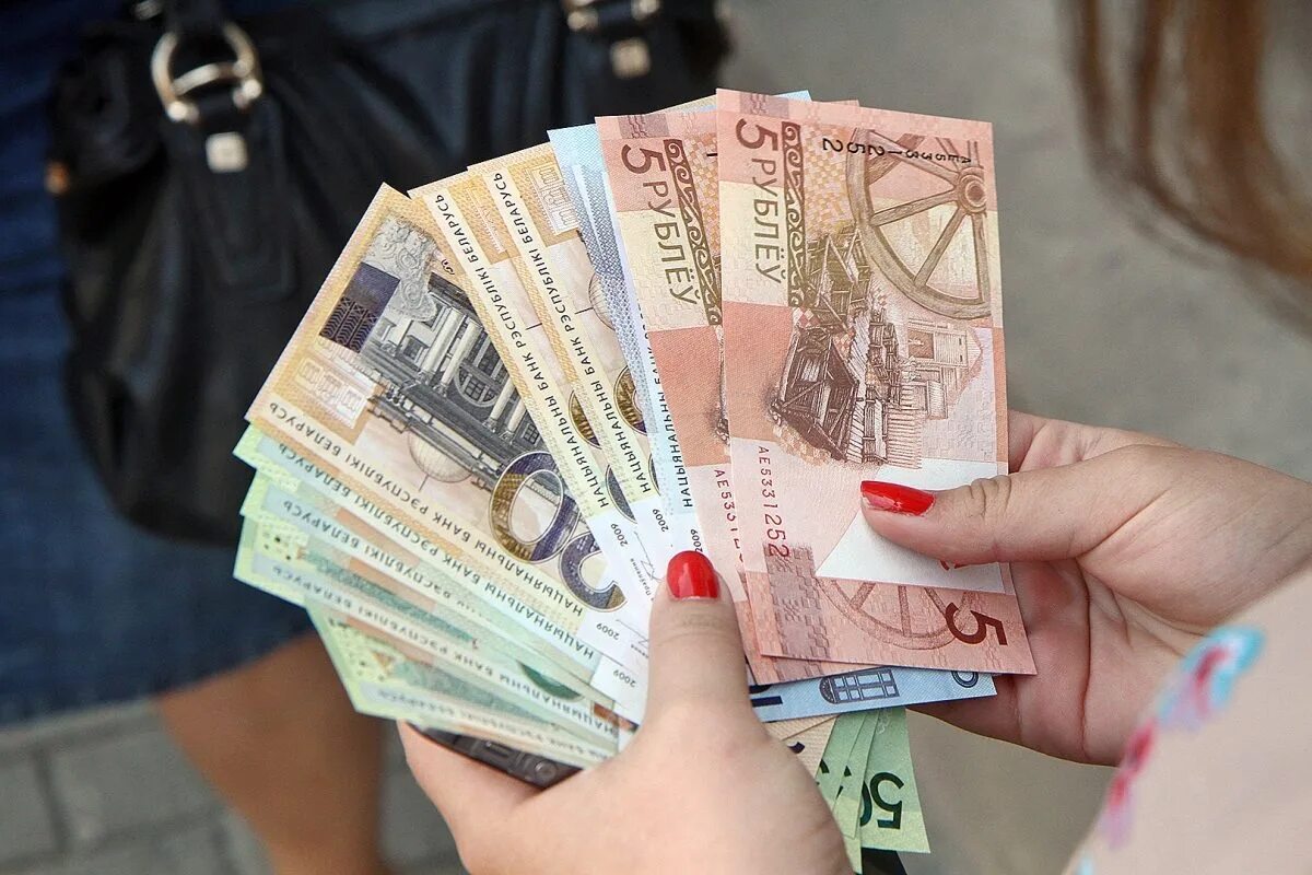Белорусские деньги в руках. Белорусские рубли в руках. Зарплата Беларусь. Деньги зарплата