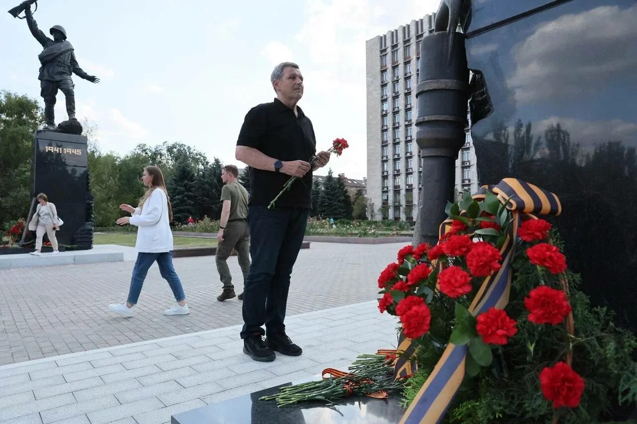 Новый памятник установят новости. Донецк памятник защитникам Донбасса. Памятник шахтерам защитникам Донбасса. Донецк монумент Шахтеру. Памятник освобождения Донбасса.