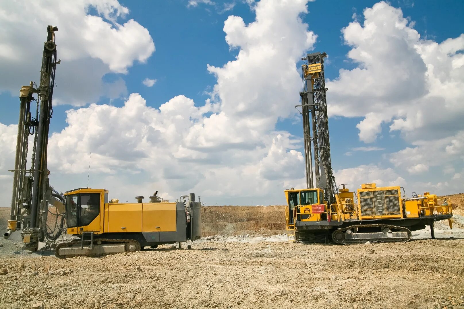 Буровая установка москва. Буровой станок Atlas Copco. Atlas Copco буровые станки. Атлас Копко буровые установки. Atlas Copco разведывательная буровая.