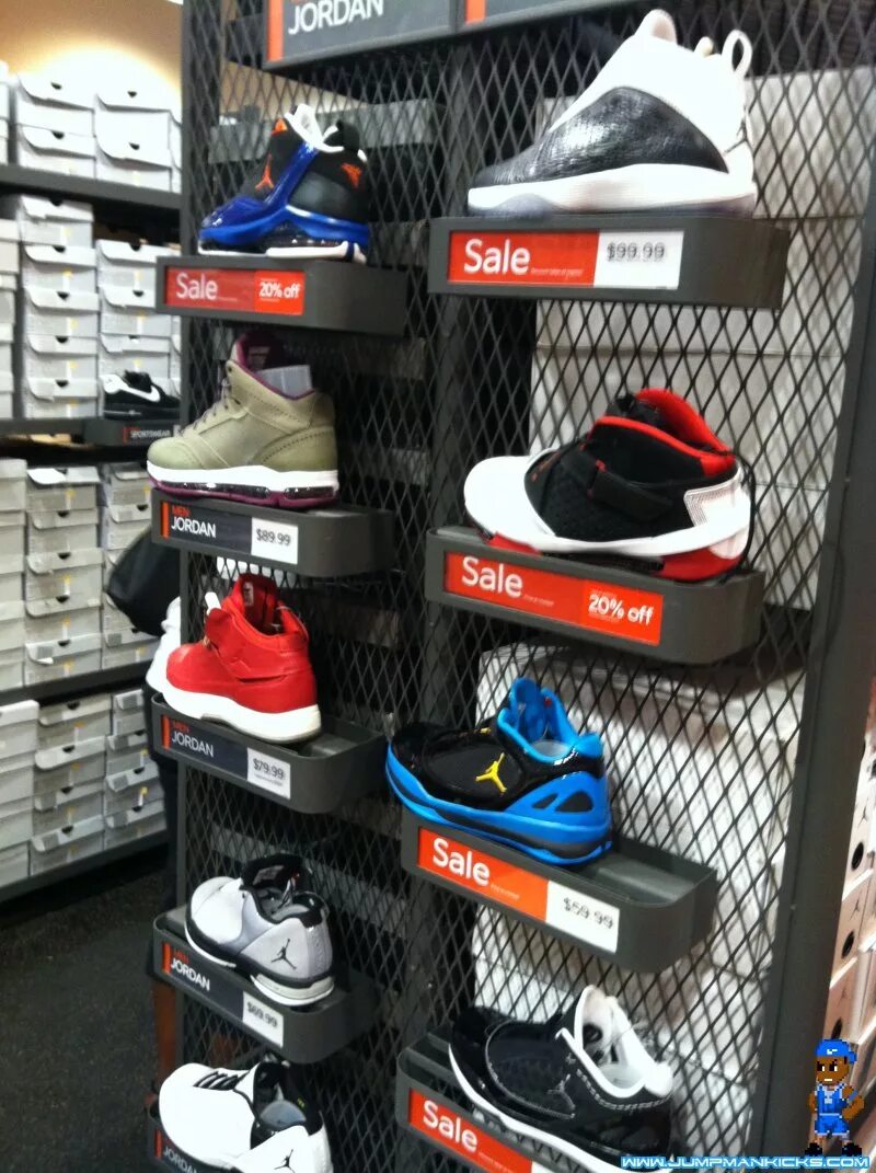 Дисконт найк на савеловской. Кроссовки с ценником. Nike outlet. Баскетбольные кроссовки найк белые найк дисконт центр 4000. Дисконт магазины кроссовок.