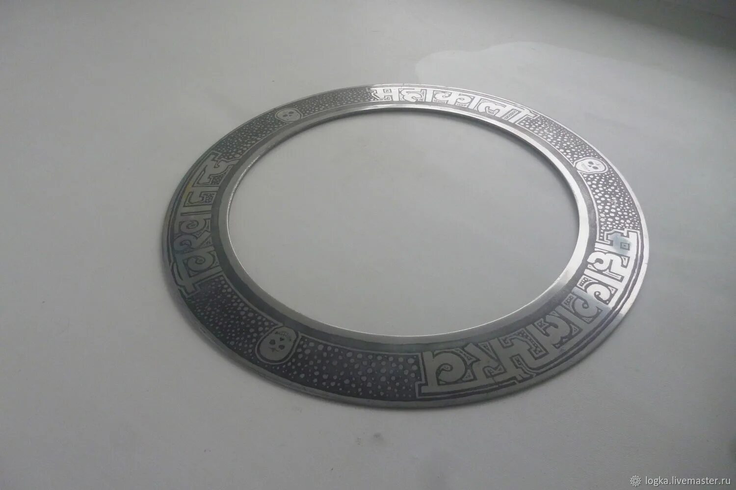 Индийское метательное оружие чакрам шакрам. Индийское метательное кольцо. Метательное кольцо. Метательный диск чакра. Индийское метательное оружие чакрам шакрам.