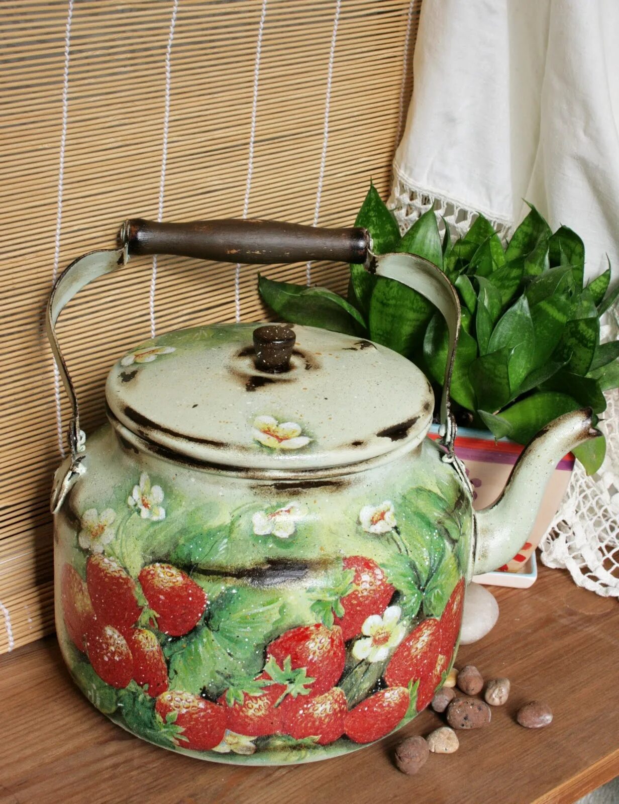 Чайник из полимерной глины. Чайник в саду декор для сада. Чайник на даче. Декоративный чайник. Декор чайника.