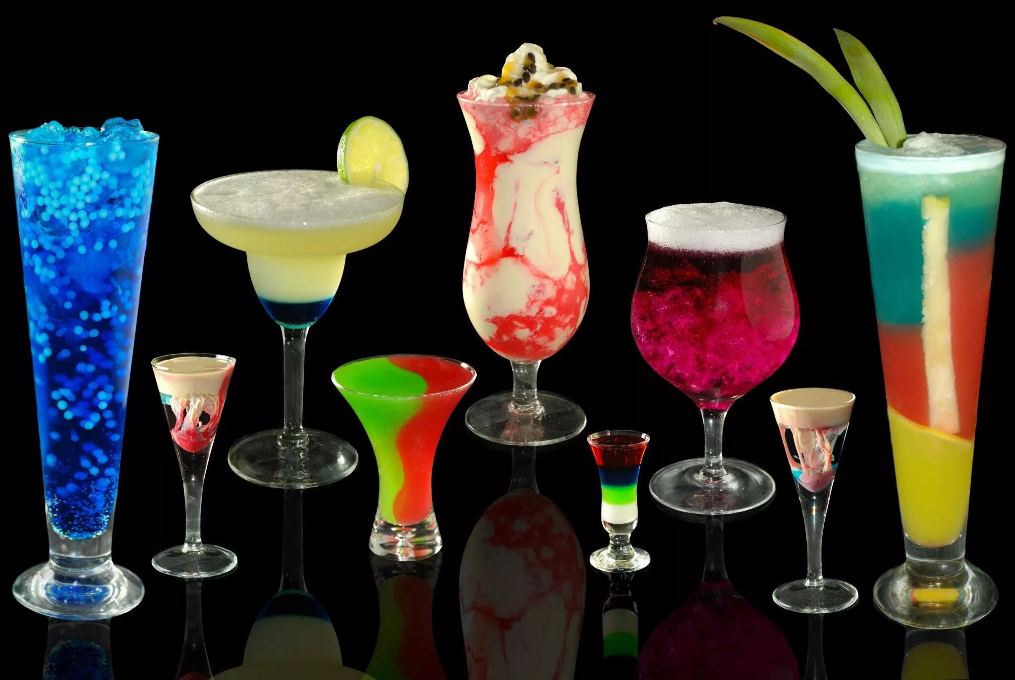 Коктейльные напитки. Алкогольные коктейли в домашних условиях. Красивые безалкогольные коктейли. Шот дринк б52. Как называется коктейль со.