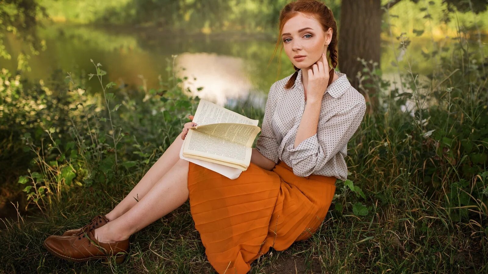 Девочка девушка книга. Девушка с книгой. фотосессия с книгой. девушка с книжкой на природе. девушка с книгой на природе.