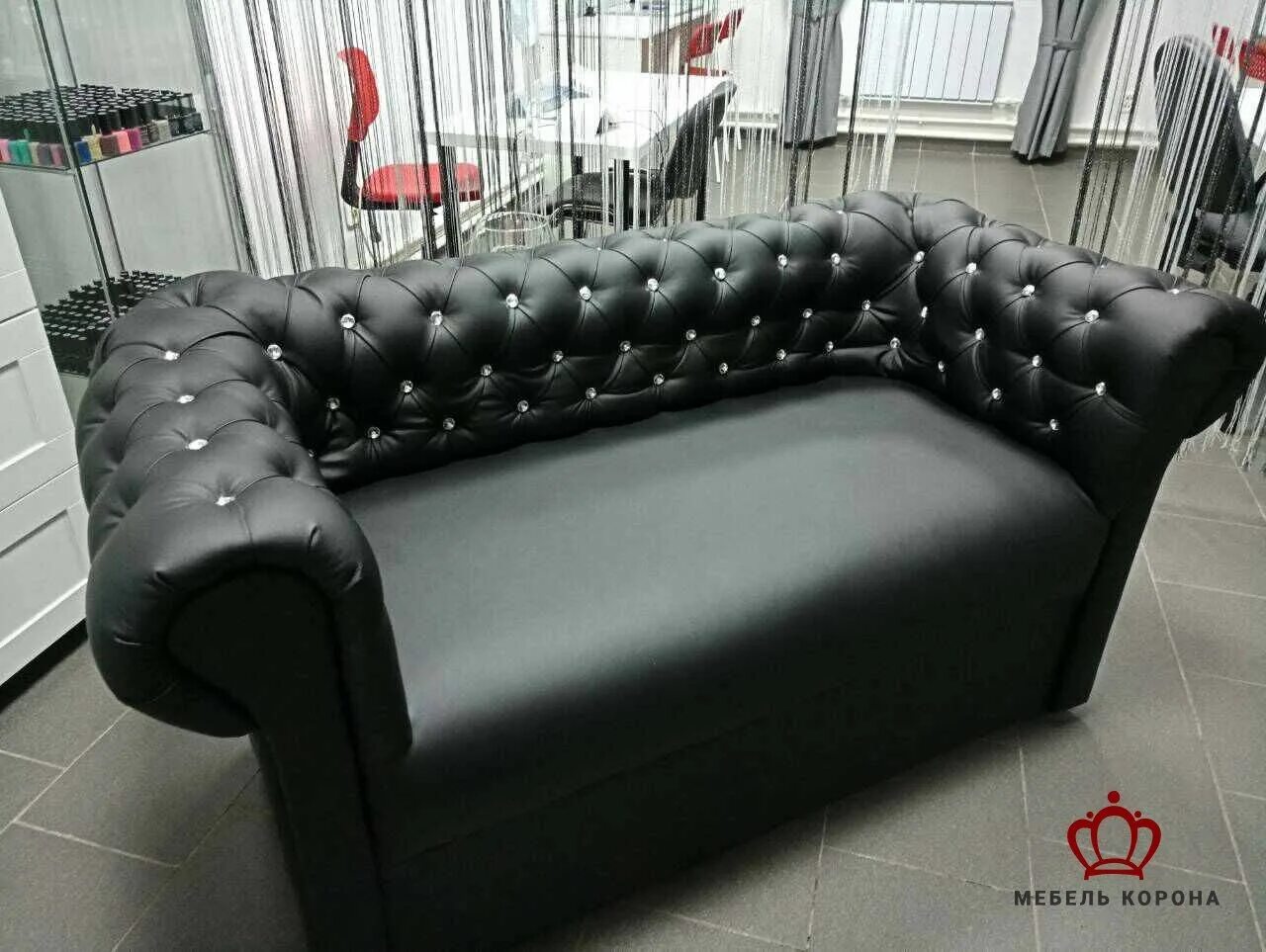 Кресло кровать честерфилд. Диван chesterfield со стразами. Диван со стразами. Диван со стежкой. Мягкий диван со стразами.