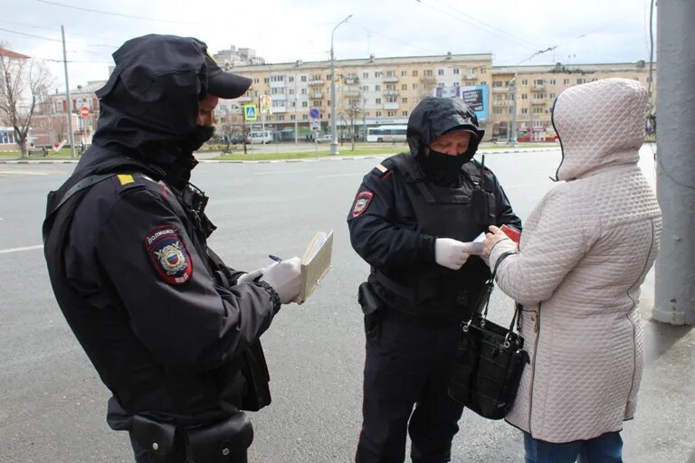 Полиция саратов ленинский район. Полиция Саратов Ленинский. Отдел полиции Саратов. Полицейский выписывает предупреждение.