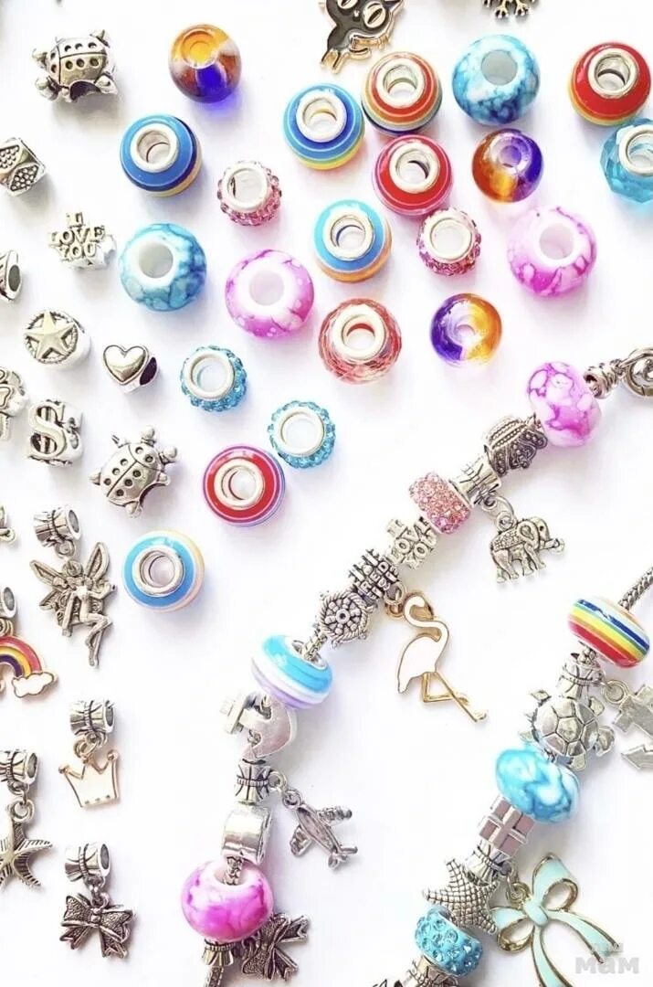 Набор украшения браслетов для девочек. Набор шармов для девочки. Набор для браслетов для девочек. Набор для создания браслетов для девочек. Набор для создания украшений lampstory браслеты 65 шармов шкатулка.