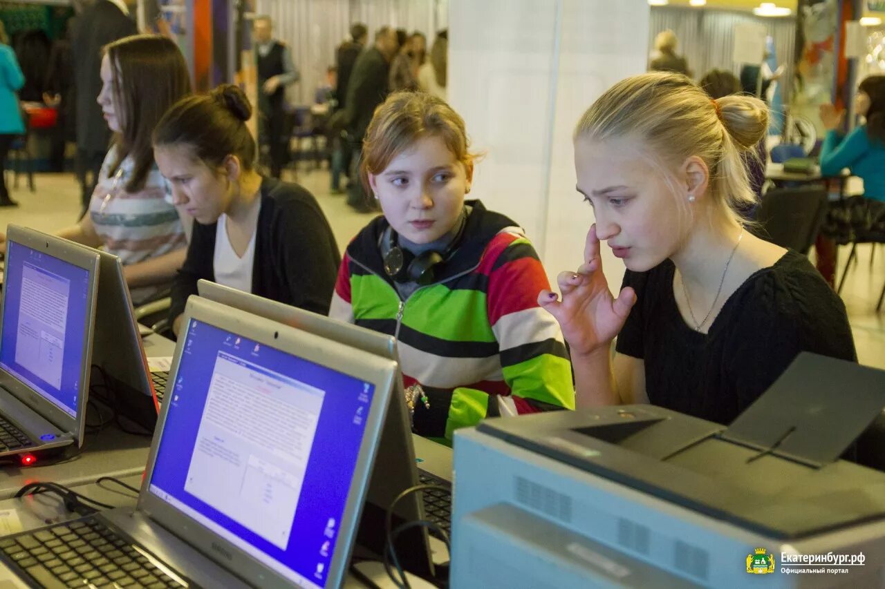 Региональный чемпионат молодые профессионалы. Центр трудоустройства молодежи. Школьник за компом. Центр подросток вакансии. Рабочие места для несовершеннолетних.